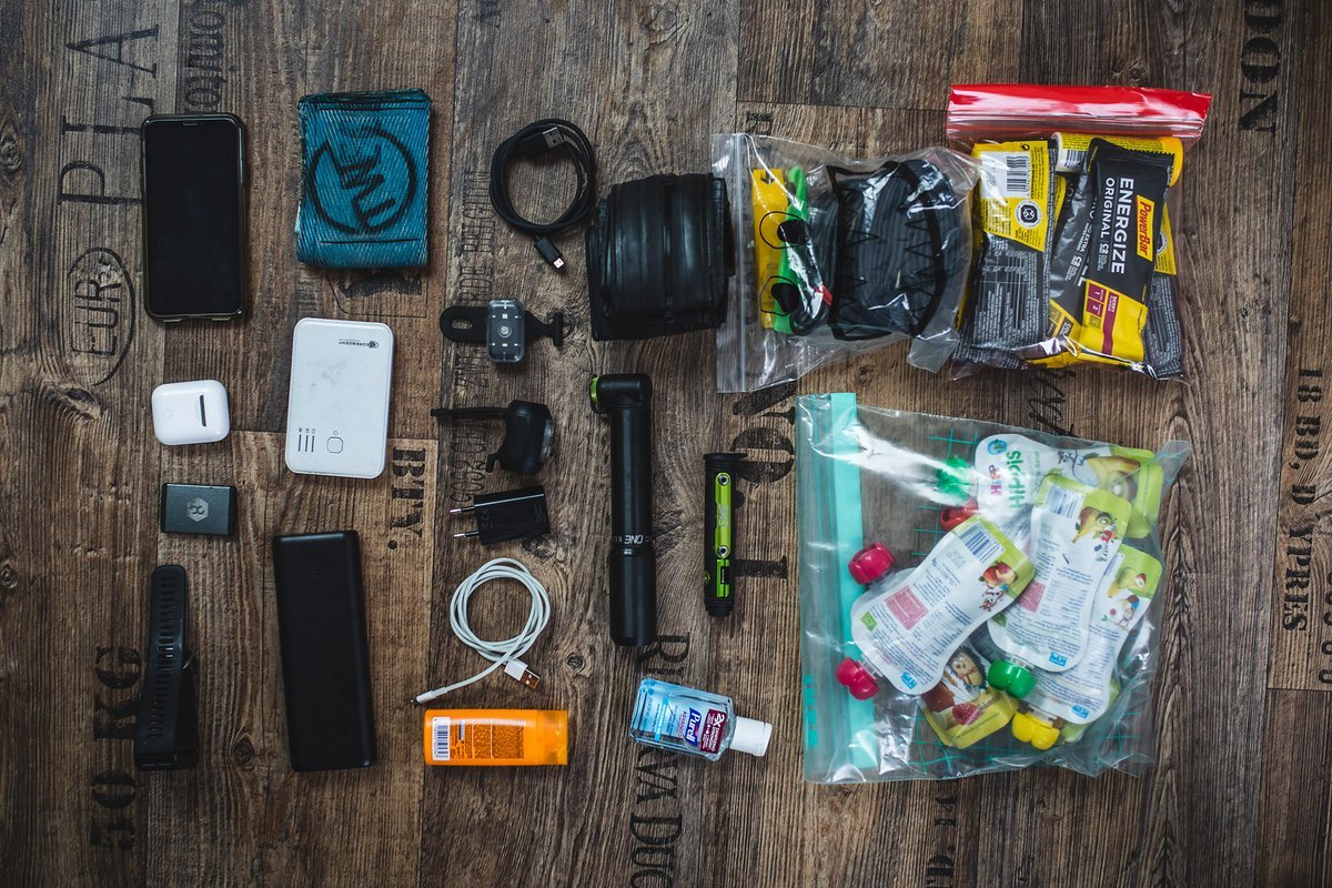 So schwer war mein Rennrad noch nie. Powerbanks, Kabel, Fruchtpürree, Tool, Pumpe, Ersatzreifen und und und … So schwer war mein Rennrad noch nie. Powerbanks, Kabel, Fruchtpürree, Tool, Pumpe, Ersatzreifen und und und …