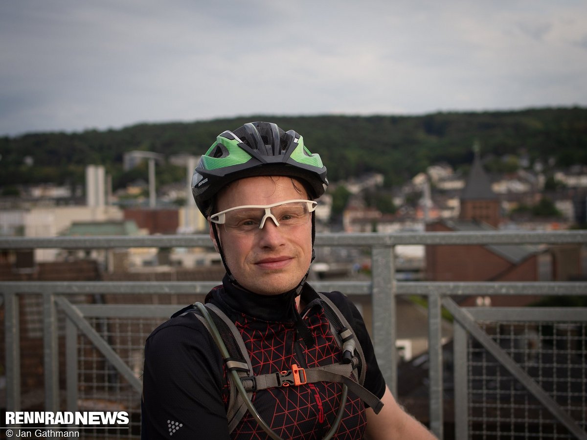 Andy Müller auf einer Brücke der Wuppertaler Nordbahntrasse. Durch den Radweg auf einer ehemaligen Bahntrasse hat er erst richtig zum Rennradfahren gefunden. Andy Müller auf einer Brücke der Wuppertaler Nordbahntrasse. Durch den Radweg auf einer ehemaligen Bahntrasse hat er erst richtig zum Rennradfahren gefunden.