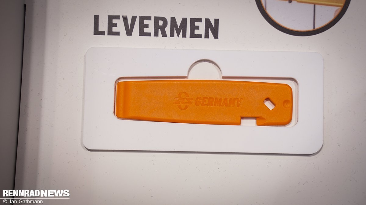 Die Levermen sind neue Reifenheber, die ein Ventilschlüssel integriert haben. Sie kommen immer im Dreierpack. Preis: 3,99 € Die Levermen sind neue Reifenheber, die ein Ventilschlüssel integriert haben. Sie kommen immer im Dreierpack. Preis: 3,99 €