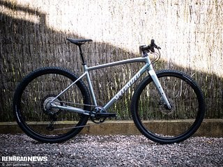 Überraschung! Das Specialized Diverge EVO mit Alurahmen und geradem Lenker erinnert an selige Hardtail-Zeiten, hat aber eine moderne Geometrie und noch mehr Reach als das Diverge mit Rennbügel