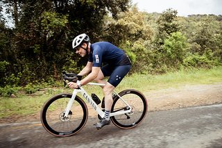 Hier seht ihr, wie ich das erste Mal beinahe vergesse, dass ich ein E-Rennrad fahre.
