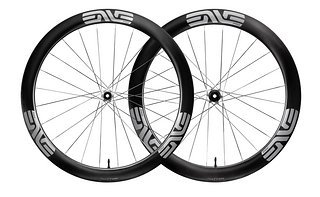 Enve präsentiert mit dem SES 4.5 Pro einen neuen Rennrad-Laufradsatz mit Vollcarbonfelgen, Innerdrive Pro Nabe und Enve Pro Keramiklagern.