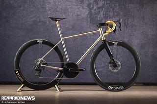 Das Rennrad besitzt einen Rahmen aus Columbus XCR-Rohren.