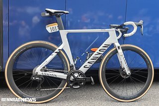 Mathieu van der Poel hat ein schneweißes Canyon Aeroad erhalten.