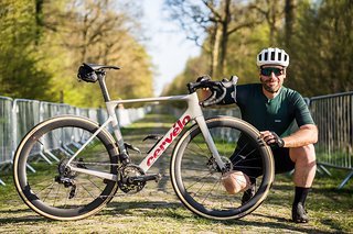 Hier grinse ich nach erfolgreicher Bewältigung des Trouée d'Arenberg, aber auch nur, weil mir zu dem Zeitpunkt noch nicht klar ist, dass wir ihn gleich wieder zurück fahren müssen. Hier grinse ich nach erfolgreicher Bewältigung des Trouée d'Arenberg, aber auch nur, weil mir zu dem Zeitpunkt noch nicht klar ist, dass wir ihn gleich wieder zurück fahren müssen.