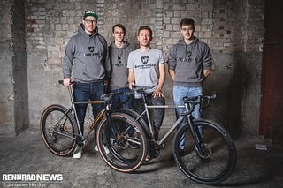 Das Kocmo-Team bei den Craft Bike Days 2019 mit dem Titan Gravelbike Daytona-X in zwei verschiedenen Oberflächen-Behandlungen. André Pfeil (2. von rechts): "Aktuell suchen wir noch Verstärkung."