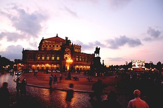 Der Zieleinlauf soll direkt vor der weltberühmten Semperoper liegen.