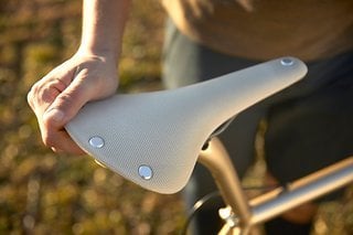 Der Cambium C17 Recycled Nylon soll der nachhaltigste Sattel von Brooks sein