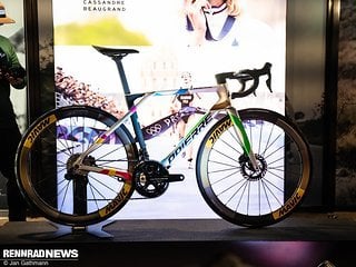 Triathlon-Olympiasiegerin Cassandre Beaugrand erhielt das Lapierre Xelius DRS schon in Sonderlackierung und Spezialausstattung.