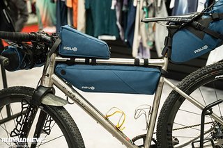 Die Agu Bikepacking-Taschen wurden in Blau neu aufgelegt.