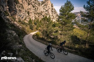 An der Costa Blanca geht es vom Meer direkt bis auf deutlich über 1000 m hoch.