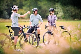 Die Form mit der tieferliegenden Nase schafft in Kombination mit der Vertiefung in der Mitte mehr Platz und Freiraum für den Dammbereich für Frauen und Männer.