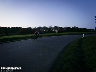 In Kurven fühlt man sich auf dem Rondo HVRT mit jeder Art von Reifen gut aufgehoben