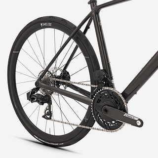 Alle Modelle sind mit einer 12-fach-Schaltung und Tubeless-kompatiblen Carbonlaufrädern mit 22 mm Maulweite und 35 mm Felgenhöhe ausgestattet.