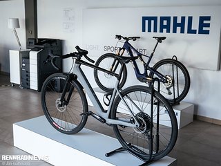 Gleich im Eingangsbereich empfangen uns Bikes mit aktuellen Mahle-Motoren.