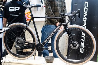 Noch ein Prototyp, optisch schlicht als klassischer Diamantrahmen ausgeführt, weiß das 6P Composites Bike durchaus zu gefallen. Noch ein Prototyp, optisch schlicht als klassischer Diamantrahmen ausgeführt, weiß das 6P Composites Bike durchaus zu gefallen.