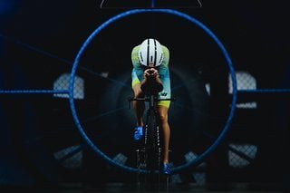 Da in den Rennen nicht im Windschatten gefahren werden darf, spielt die Aerodynamik im Triathlon eine herausragende Rolle.