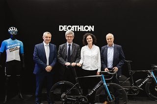 Barbara Martin Coppola (2. von rechts) ist stolz auf die Demokratisierung des Sports mit dem neuen Engagement beim Radteam Decathlon -AG2R La Mondiale