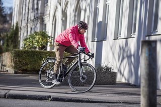 Fix und fertige Commuter-Rennräder sind eine Alternative zum schrittweisen Umrüsten von Gravelbikes oder anderen Rennrädern