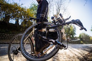 Für diesen Mitfahrer war nach 60 Kilometern das Rennen vorbei. Defekte hat man eigentlich ununterbrochen, doch sein Rad hat es besonders schlimm erwischt Für diesen Mitfahrer war nach 60 Kilometern das Rennen vorbei. Defekte hat man eigentlich ununterbrochen, doch sein Rad hat es besonders schlimm erwischt
