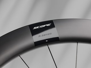 Die 65 mm hohe R6-Felge richtet sich an Aero-orientierte Fahrerinnen und Fahrer