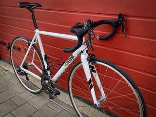 Das Cinelli Nemo TIG in Perlweiß schafft für beat gut den Spagat zwischen klassischem Stahlrahmen und der Optik moderner Bikes