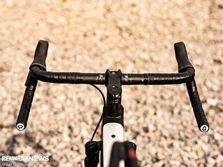 Das Cockpit ist für ein Gravel Bike dieses Typs an den Hoods schmal.