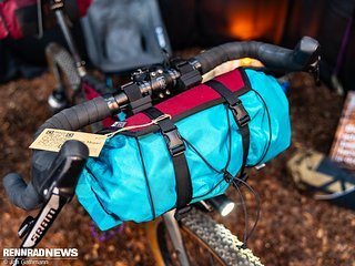 Am Stand von Alpas gab es auch diese Custom Bikepacking-Taschen von Ena Bags.