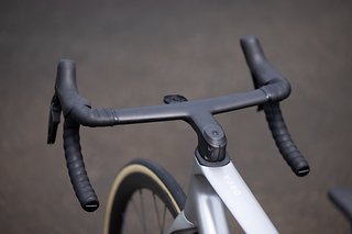 Neu ist auch das integrierte OC-Cockpit SH RA10, das eine cleane Lenker-Vorbau-Kombination bildet. Neu ist auch das integrierte OC-Cockpit SH RA10, das eine cleane Lenker-Vorbau-Kombination bildet.