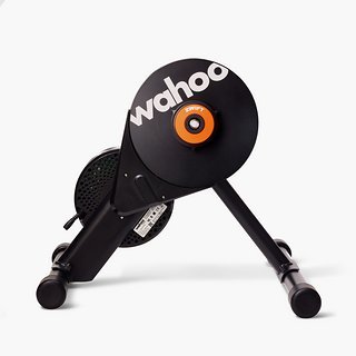 Mit dem Wahoo KICKR Core Zwift One gibts den Smarttrainer auch ohne Rahmen zu haben – zum Tourstart mit 20 % Rabatt für 399,99 €.