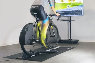 Die Bkool eigene 3D World erlaubt das Abfahren von Routen aus der echten Welt