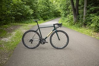 MyCorsa Custom-Roadbike mit Felgenbremse – erkennbar an dem naturbelassenen Hinterbau