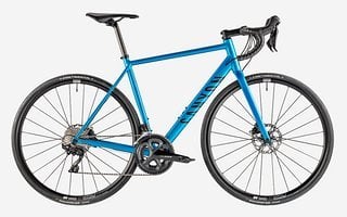 Das Canyon AL Disc 7 kommt mit kompletter Shimano 105 Gruppe und DT Swiss Laufrädern.