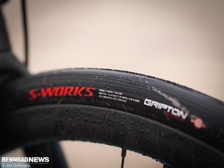 Die breiten S-Works Turbo Pro Gripton Black Belt Reifen fuhren wir tubeless mit 4,5 bar über das Pavé