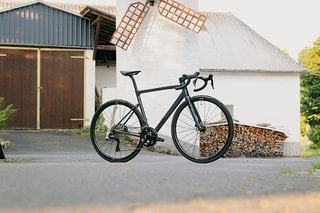 Das neue Radon Spire kommt mit aerodynamisch optimierten, aber dennoch leichten Rahmen.