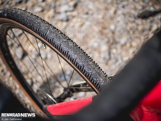 Der neue Schwalbe G-One RS kommt mit einem speziellen Semi-Slick-Profil