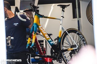Für den Australischen Meister Luke Durbridge wurde gerade das neue Rad präpariert.
