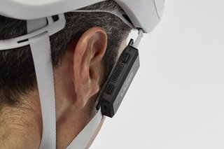 Je Seite bringt das VeloVox-System 19 Gramm auf die Waage und lässt sich seitlich am Helmriemen befestigen.