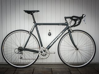 Im Originalzustand kam der Renner der Woche mit Shimano RSX zum jetzigen Eigner. Die Gruppe rangierte zur ihrer Zeit unterhalb der Shimano 105