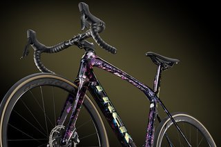 Das Trek Domane in der neuen Custom-Lackierung Psychedelic Marble.