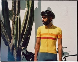 Das neue Rapha Brevet Jersey wird aus recycelten Materialien hergestellt.