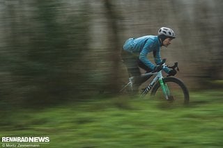 Schnell auf Schotter Fahren und sportlich „tief“ Sitzen – darin sollen Race Gravel Bikes brillieren.