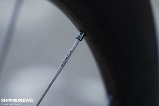 Vonoa Carbonspeichen senken das Gewicht und erlauben hohe Vorspannung für direkten Antritt und hohe Steifigkeit. Vonoa Carbonspeichen senken das Gewicht und erlauben hohe Vorspannung für direkten Antritt und hohe Steifigkeit.