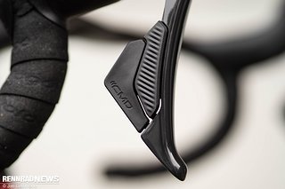 Die Tasten sind belegt wie bei einer Shimano Di2-Gruppe und auch ähnlich in der Haptik.