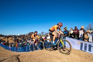 Marianne Vos und Lucinda Brand (hinten) lieferten sich einen harten Zweikampf an der Spitze.