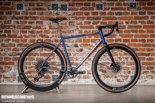 Kocmo Daytona – Race Gravel Bike aus Titan mit auffälliger Anodisierung.