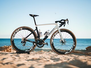 Mit dem Scott Addict RC setzt Q36.5 Pro Cycling auf den neusten Spross aus dem Hause der Schweizer. Im Team-Setup soll es rund 6,8 kg auf die Waage bringen und wird unter anderem Tom Pidcock als neues Arbeitsgerät dienen.