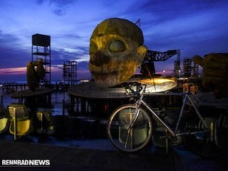 In der Dämmerung ist die Freilichtbühne von Bregenz erreicht