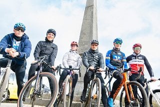 Schnelle Beine und schnelle Bikes: Bei Deutschlands erstem offiziellen UCI Gravel-Rennen gehen Männer, Frauen, Hobbyisten und Profis gemeinsam an den Start.