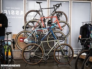 Beim Kult-Radladen Schicke Mütze aus Düsseldorf gab es gleich eine ganze Batterie Gravel- und Cyclocross-Bikes zu sehen.